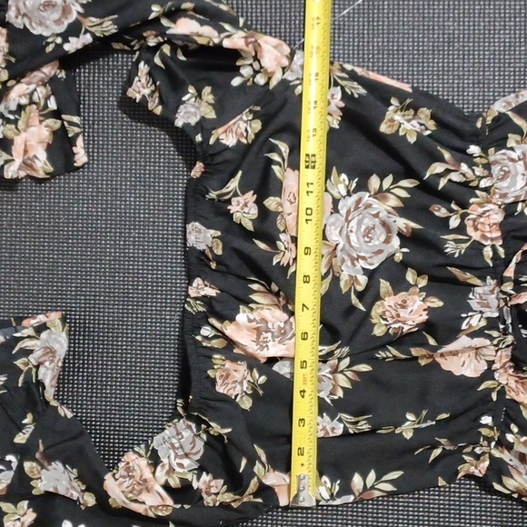 BLUSH top.  Floral flowy top, off shoulder shirt w/ elastic waist.  Medium. NWT - Picture 12 of 15